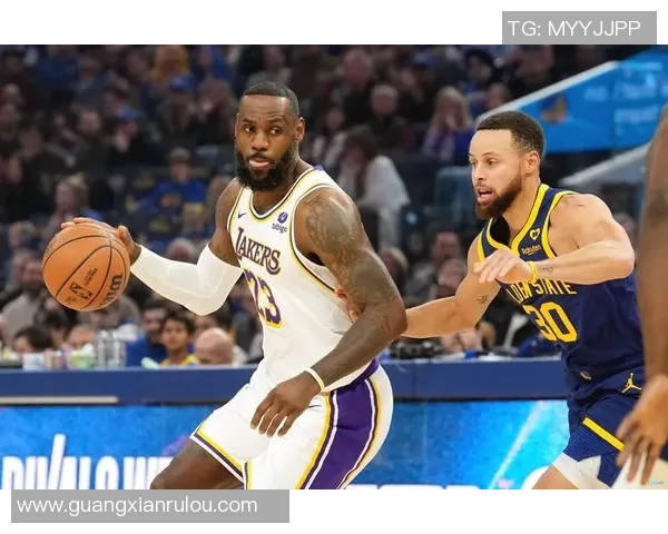 詹姆斯领导湖人击败勇士,取得关键战胜迪文布克和库里 詹姆斯领导湖人击败勇士,取得关键战胜迪文布克和库里